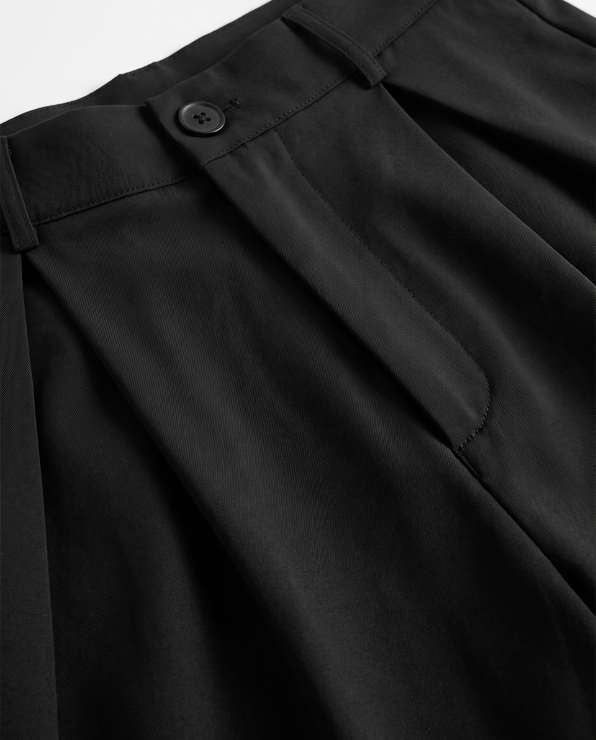Vera trousers, close-up of the pleats, button and fabric