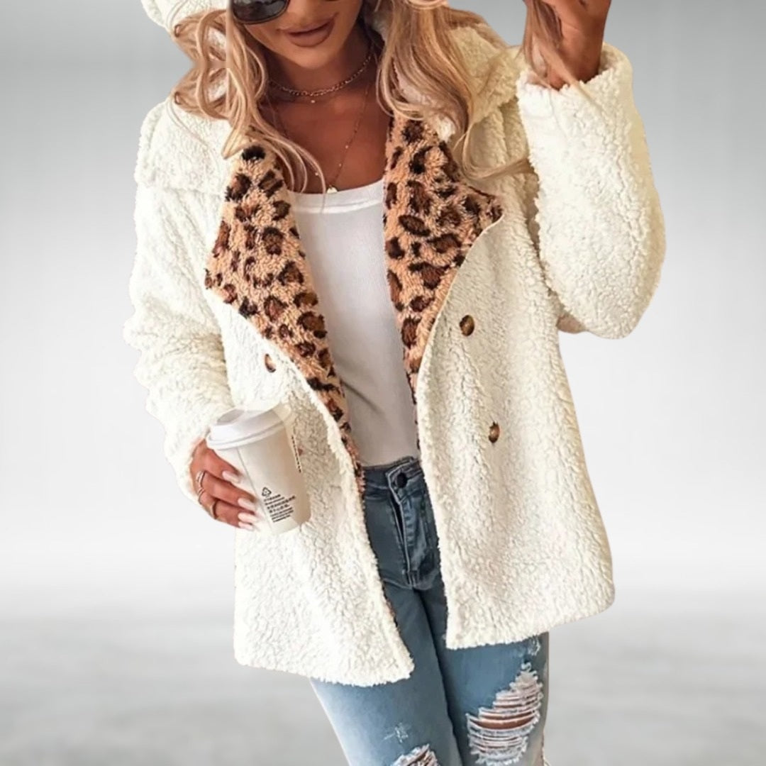 Lori teddy coat, the leopard collar up close