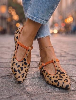 Leopard Pointed Shoes with Buckle in leopard