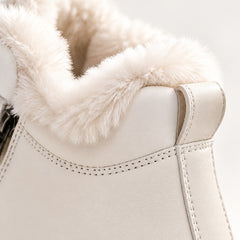 Léa - faux fur cuff close-up