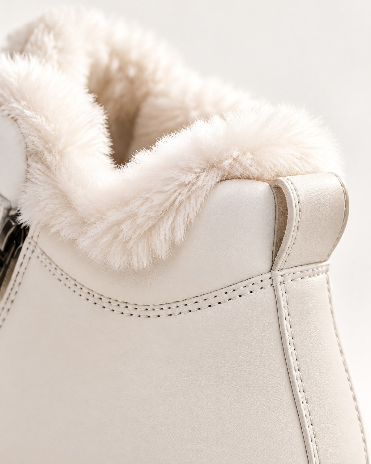 Léa - faux fur cuff close-up